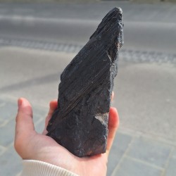 črni turmalin, črni turmalin nebrušen kristal, črni turmalin surovi kristal, črni turmalin kristal
