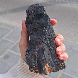 črni turmalin, črni turmalin nebrušen kristal, črni turmalin surovi kristal, črni turmalin kristal