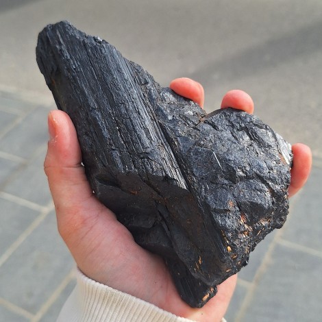 črni turmalin, črni turmalin nebrušen kristal, črni turmalin surovi kristal, črni turmalin večjikristal