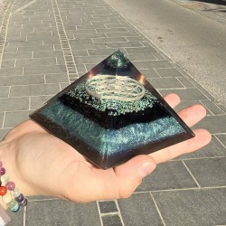 crystal orgonite, orgonite with crystals, orgonite with chrysocolla, chrysocolla stone
