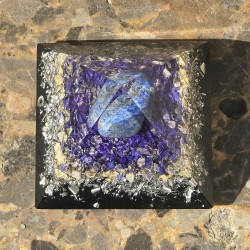 lapis lazuli, orgonit, orgonit piramida, orgonit s kristali, ezoterika, energijsko čiščenje, lapis lazuli orgonit