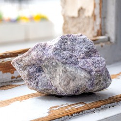 lepidolit, LEPIDOLIT nebrušen, lepidolit kristal za nespečnost, lepidolit večji kristal