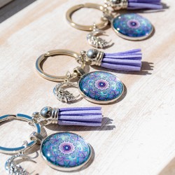 mandala, mandala obesek za ključe, energijski nakit, trgovina s kristali,vijolična mandala, mandala obesek za ključe