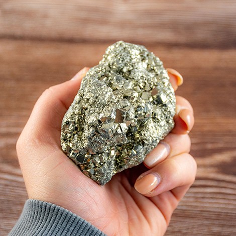 pirit mineral
pirit kamen za zaščito
kristali za obilje
kamni za privabljanje bogastva