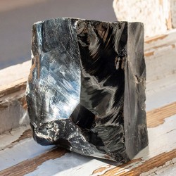 obsidian, surovi obsidian, večji kristal, surovi kristal, kristali za dom, kristal za zaščito obsidian kamen