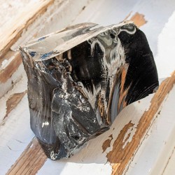 obsidian, surovi obsidian, večji kristal, surovi kristal, kristali za dom, kristal za zaščito obsidian kamen