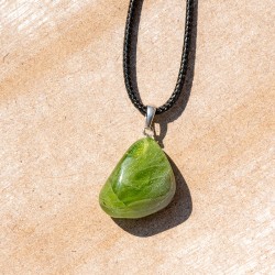 peridot, peridot kristal, peridot ogrlica, kristali za srečo, kristali za srčno čakro